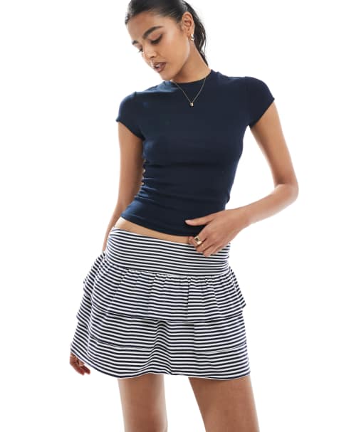 Hollister – Schwarz-weiß gestreifter Strick-Skort mit mittelhohem Bund und Volants-Rüschen - view 1