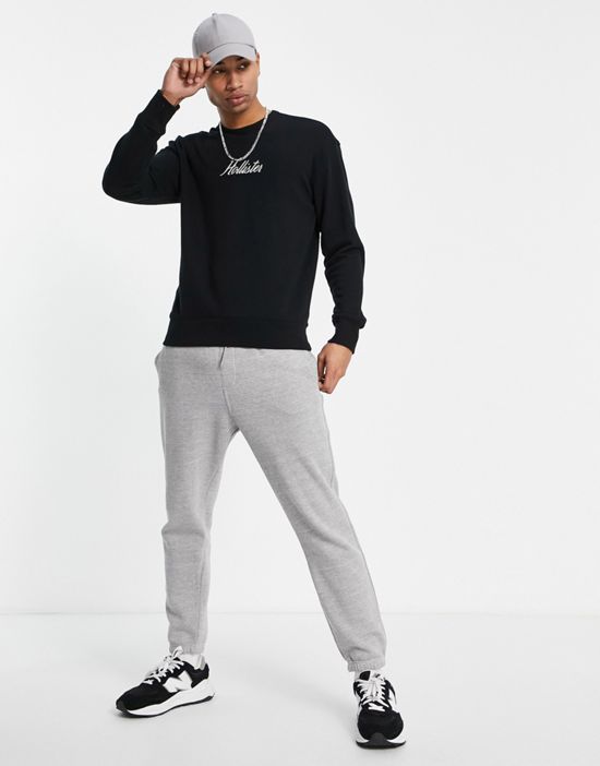 https://images.asos-media.com/products/hollister-script-chest-logo-sweatshirt-in-black/200599251-4?$n_550w$&wid=550&fit=constrain