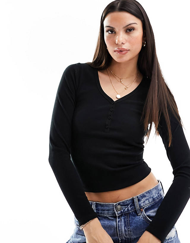 Hollister - seamless icon henley top in black