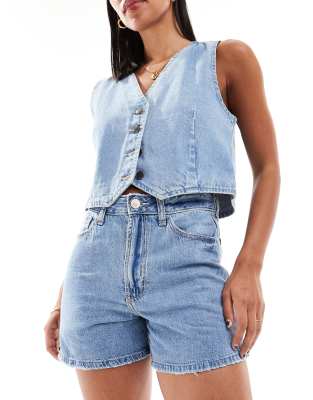 Hollister - Sehr hoch geschnittene Mom-Jeansshorts in Mittelblau im Stil der 90er