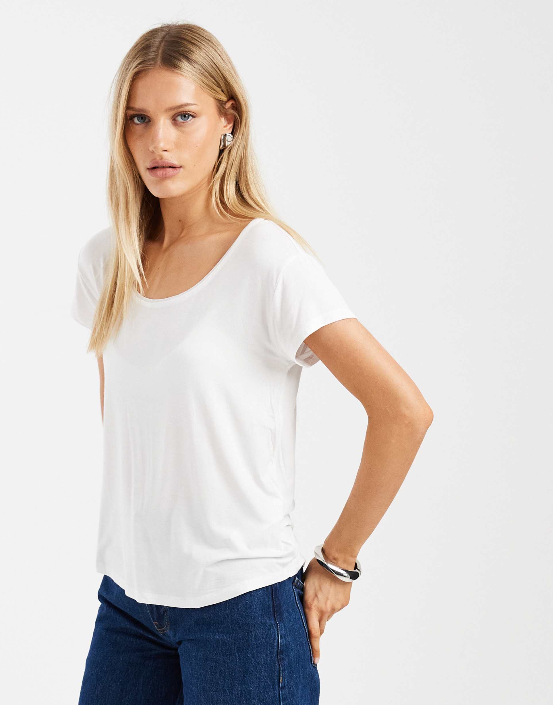 hollister short sleeve scoop neck t-shirt in white