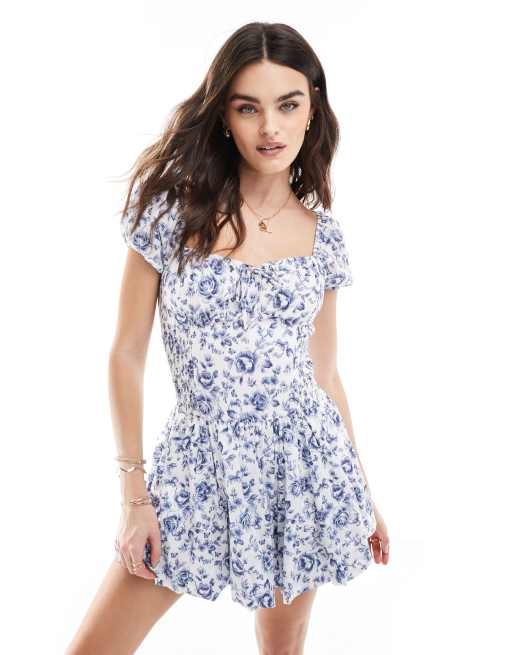Hollister - Skort-kjole med rynker på brystet, sænket talje og boblekant i blåt blomstermønster