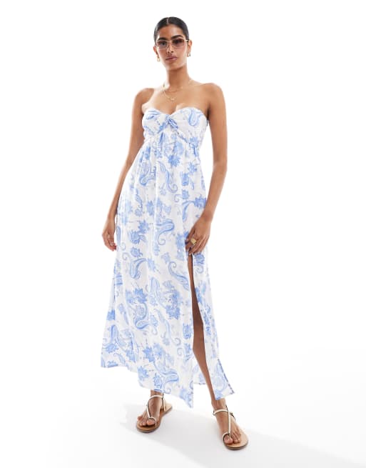 Hollister – Skręcona na biuście sukienka midi z rozcięciem i dekoltem bandeau w niebieski wzór paisley