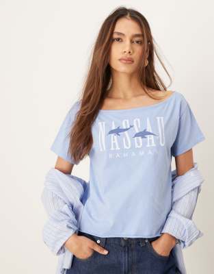 Футболка Hollister с вырезом лодочкой и принтом Nassau синего цвета 