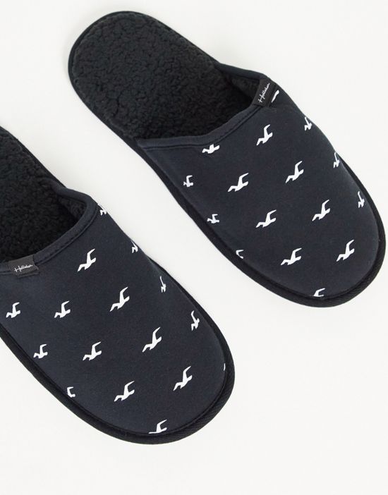 https://images.asos-media.com/products/hollister-slippers-in-black-with-all-over-logo/201538307-1-black?$n_550w$&wid=550&fit=constrain