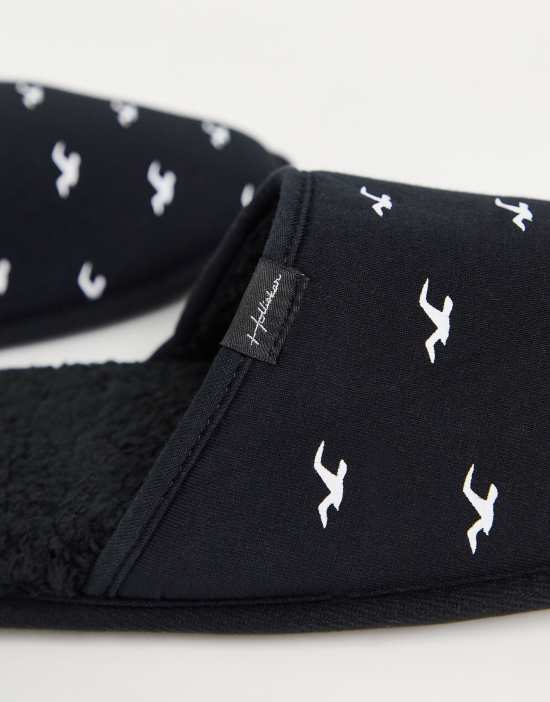 https://images.asos-media.com/products/hollister-slippers-in-black-with-all-over-logo/201538307-2?$n_550w$&wid=550&fit=constrain