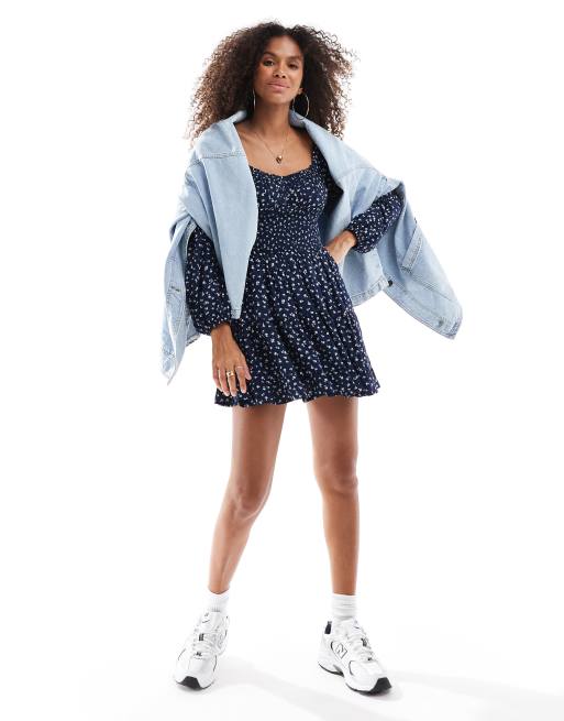 Hollister – Småblommig klänning i skortdesign med lång ärm och smockad midja