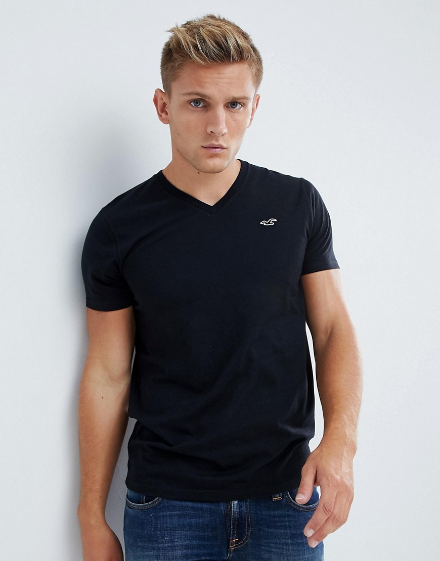 Hollister – Solid core – Svart t-shirt i smal passform med v-ringning och fiskmåslogga