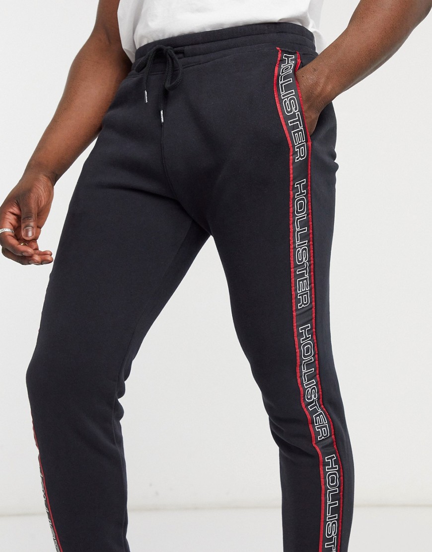 Hollister - Sorte joggingbukser med elastiske kanter og logobånd på siderne