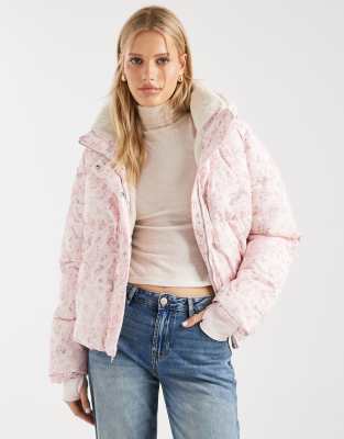 Hollister - Steppjacke in Rosa mit kurzem Schnitt und Kapuze mit Kunstpelzbesatz