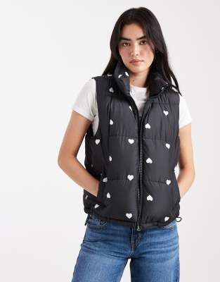 Hollister - Steppweste aus Nylon in Schwarz mit Herzmuster
