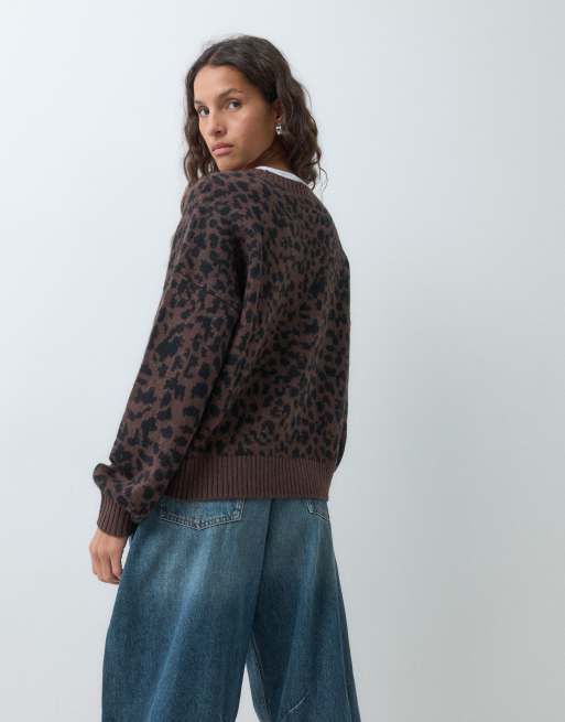 Hollister stickad tröja med rund halsringning i brunt leopardmönster, 4 av 5