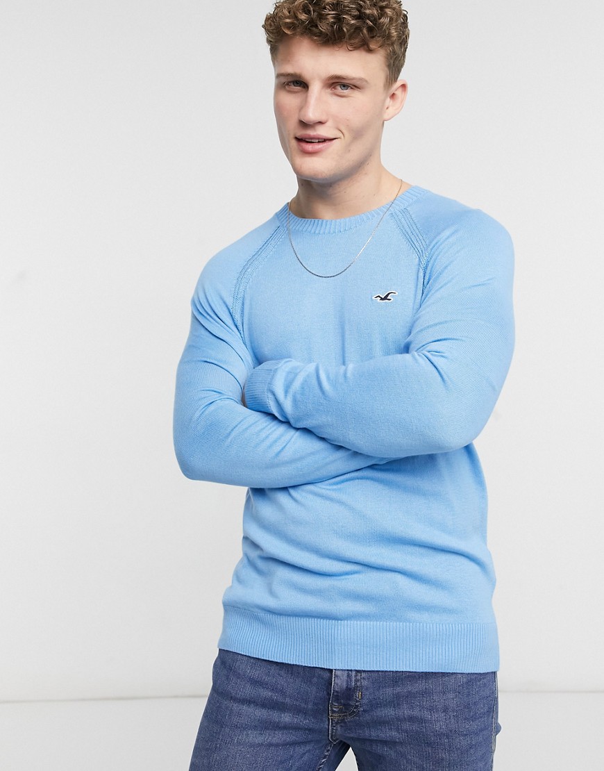 Hollister - Strikket trøje med rund hals og logo i blå