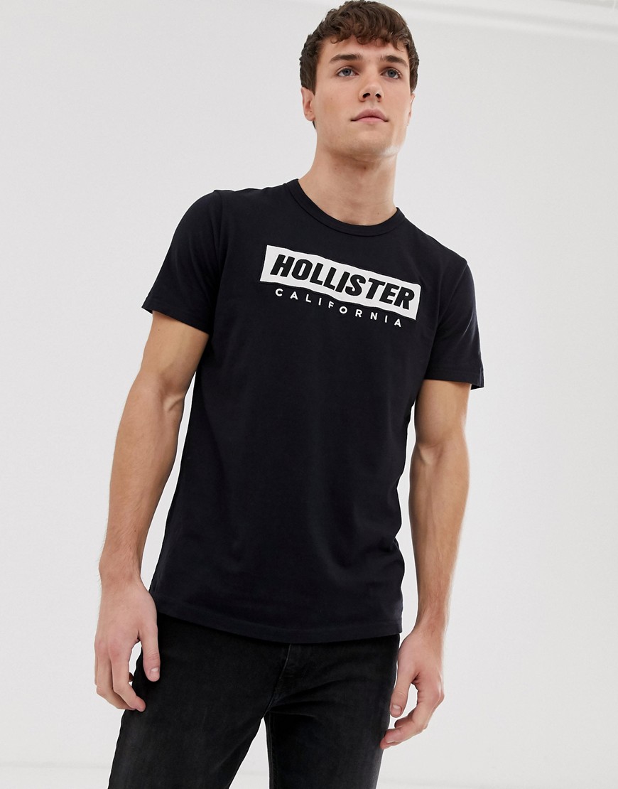 Hollister – Svart t-shirt med broderad fyrkantig logga på bröstet