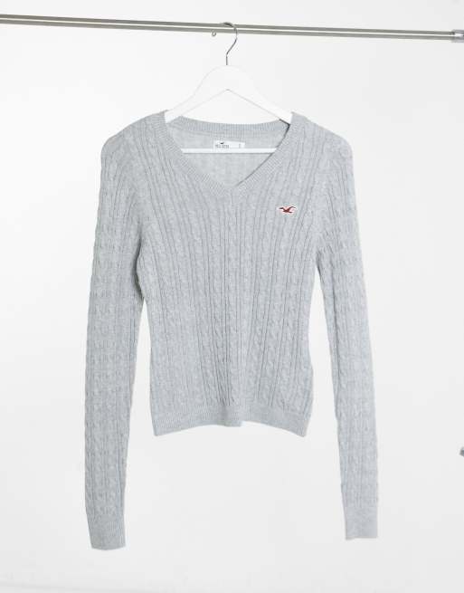 Hollister – Szary sweter o splocie warkoczowym z dekoltem w kształcie  litery V | ASOS