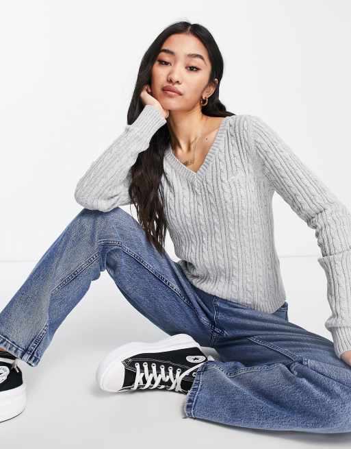 Hollister – Szary sweter o warkoczowym splocie z dekoltem w kształcie litery V 