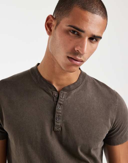 Hollister - T-shirt à manches courtes et col tunisien - Marron