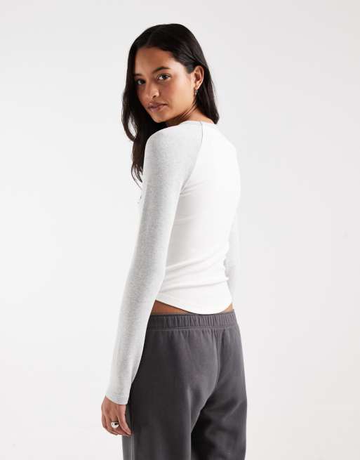 Hollister T-shirt a maniche lunghe raglan girocollo bianca e grigia, 4 di 4