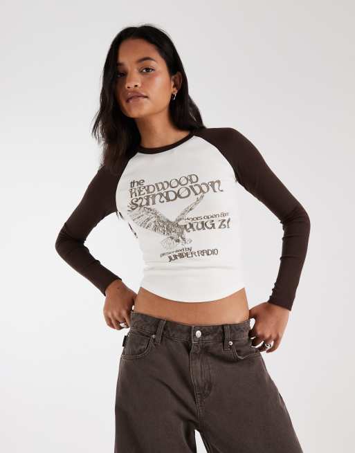 Hollister T-shirt aderente a maniche lunghe raglan grafica bianca e marrone, 1 di 4