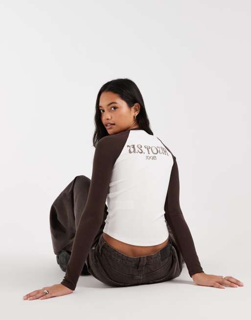 Hollister T-shirt aderente a maniche lunghe raglan grafica bianca e marrone, 4 di 4