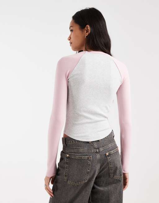 Hollister T-shirt aderente a maniche lunghe raglan grafica bianca e rosa, 4 di 4