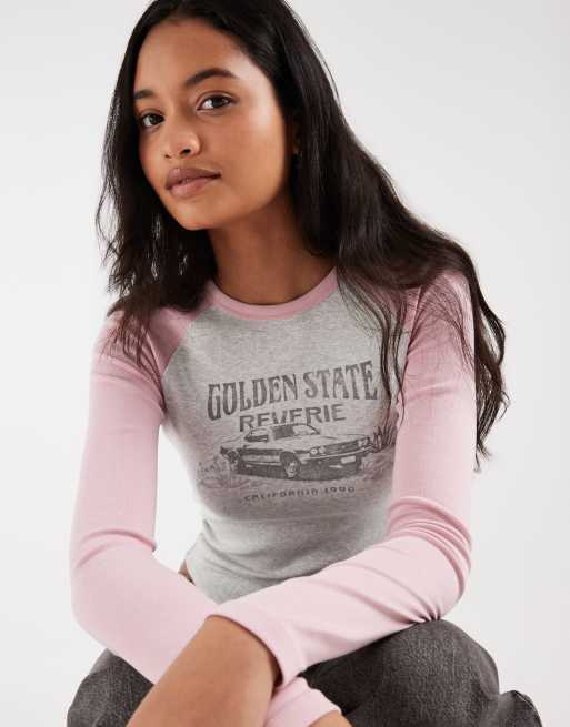 Hollister t-shirt ajusté à manches longues raglan graphique blanc et rose, 1 de 4