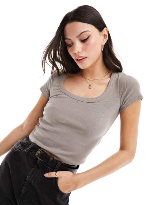 Hollister - T-shirt côtelé à encolure dégagée - Gris et marron