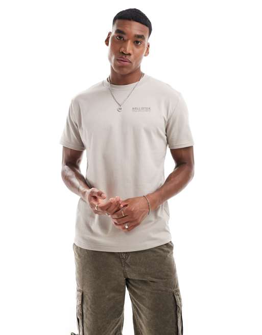 Hollister - T-shirt fresca e comoda beige con logo micro