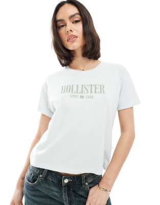 Hollister - T-Shirt in Salbeigrün mit Schriftzug-Logo-Blau