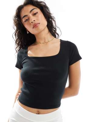 Hollister – T-Shirt in Schwarz mit eckigem Ausschnitt