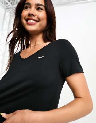 Hollister - T-Shirt in Schwarz mit Markenlogo und V-Ausschnitt