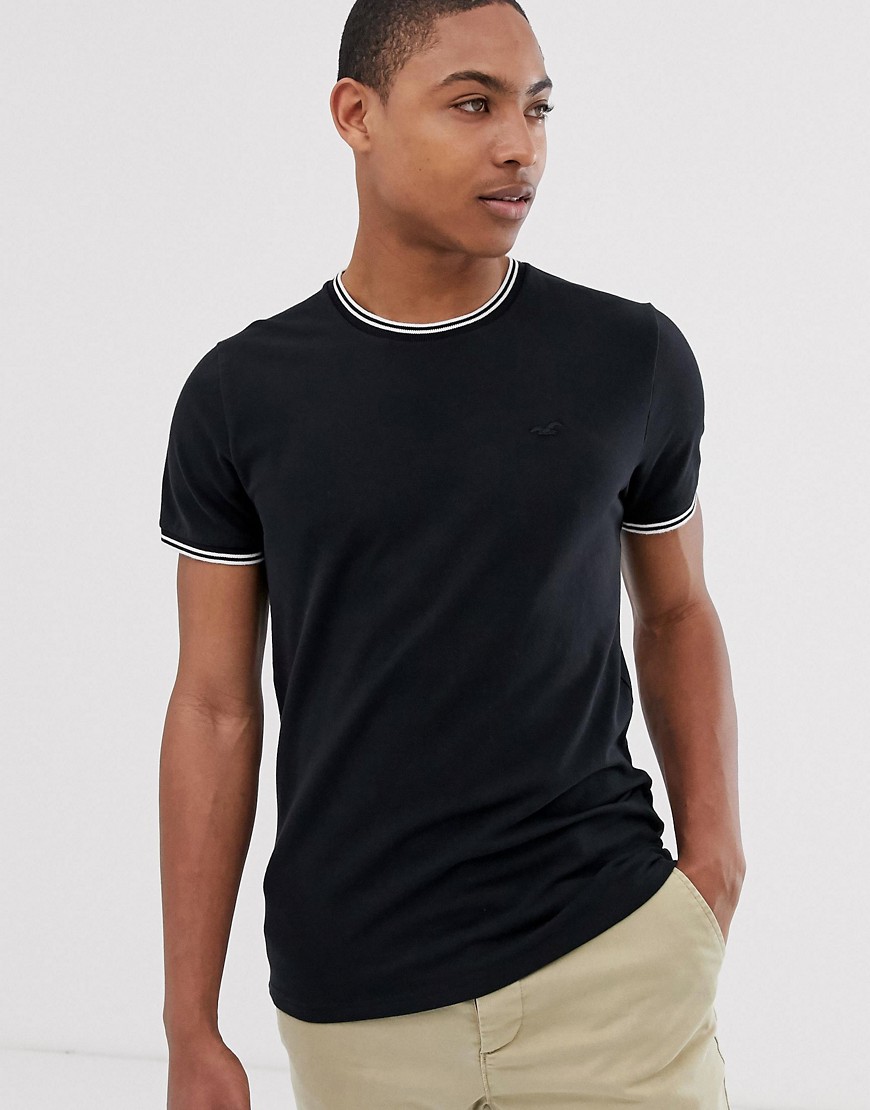 Hollister - T-shirt met een gekleurd streepje, logo en ronde hals in zwart