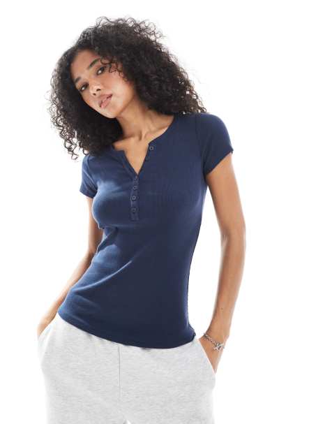 Hollister - T-shirt met korte mouwen, V-hals en knopen in marineblauw - view 1
