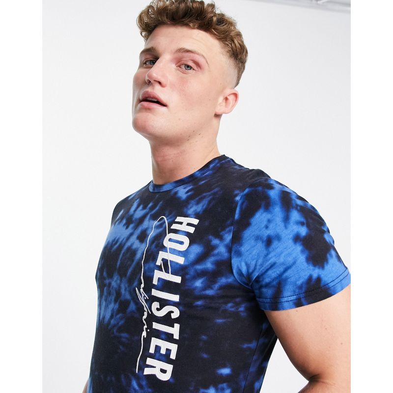 Hollister – T-Shirt mit großem, vertikalem Logo vorne und Batikmuster in Blau