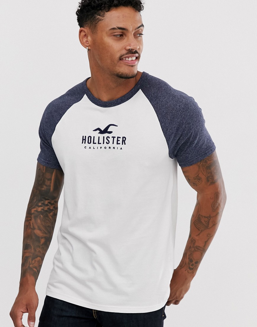 Hollister - T-shirt stile baseball bianca tecnica con maniche raglan e logo-Bianco