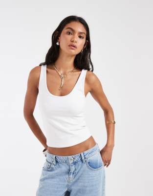 Hollister – Tanktop in Weiß mit tiefem Ausschnitt