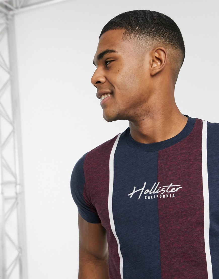 Hollister – Tech – Vinröd randig t-shirt i muscle fit med logga