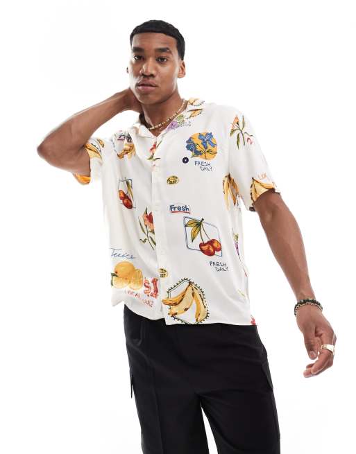 Hollister – Thrifted – Kurzärmliges Viskose-Hemd in Flüsterfruchtweiß mit Reverskragen und tropischem Obst- und Gemüse-Print