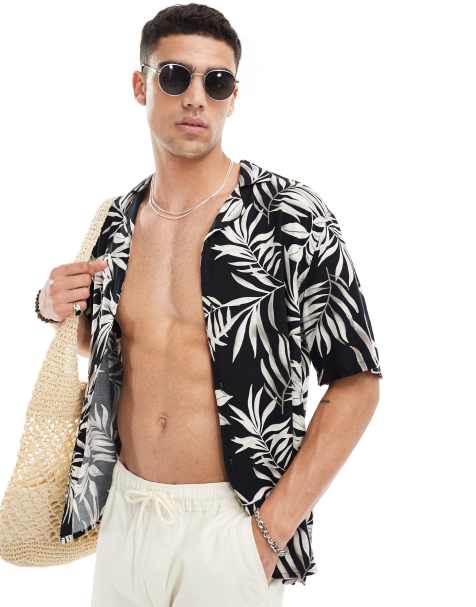 Hollister – Thrifted – Kurzärmliges Viskose-Hemd in Schwarz mit tropischem Blumenmuster und Reverskragen - view 1