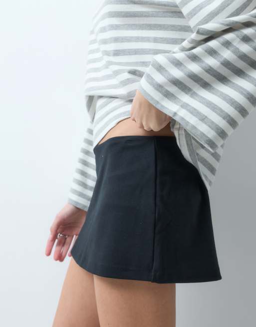 Hollister tief sitzender, taillierter Mini-Skort in Schwarz, 3 von 5