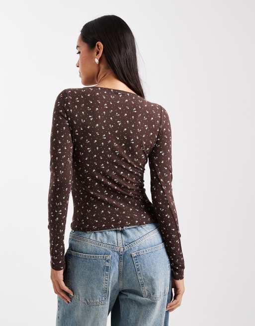 Hollister - Top a maniche lunghe avvolgente marrone a fiori, 4 di 4