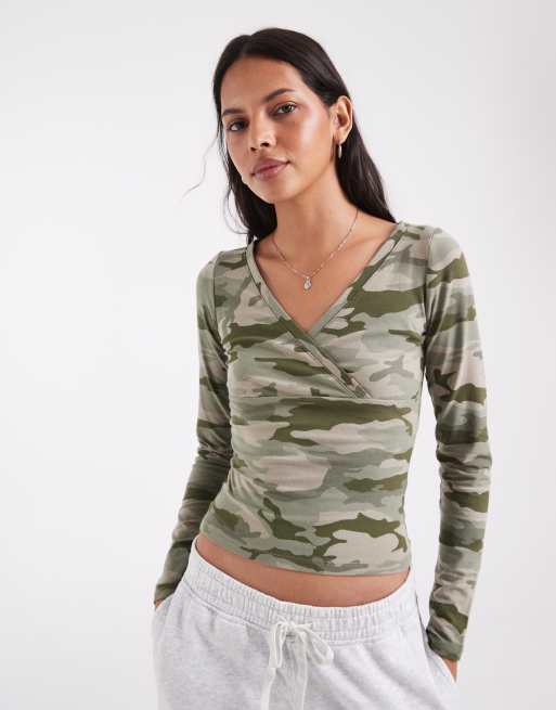 Hollister top a maniche lunghe con scollo a V e stampa mimetica verde, 1 di 4