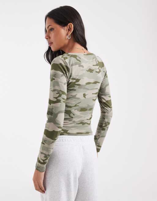 Hollister top a maniche lunghe con scollo a V e stampa mimetica verde, 3 di 4