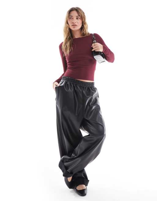 Hollister - Top aderente a maniche lunghe bordeaux con scollo a barchetta, 2 di 4