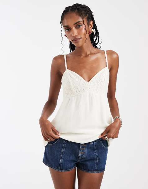 Hollister - Top blanco de tirantes estilo babydoll con cuello de pico y godets de encaje - view 1