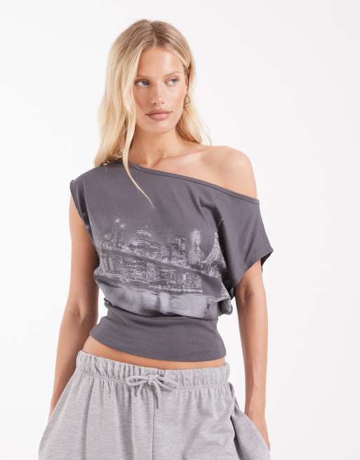 Hollister top con grafica skyline di New York e spalle scoperte nero