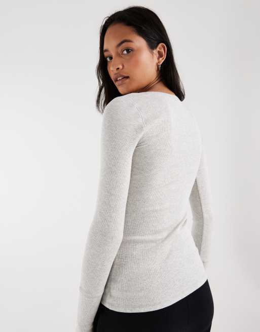 Hollister - top de manga larga con cuello de pico en gris claro, 2 de 4
