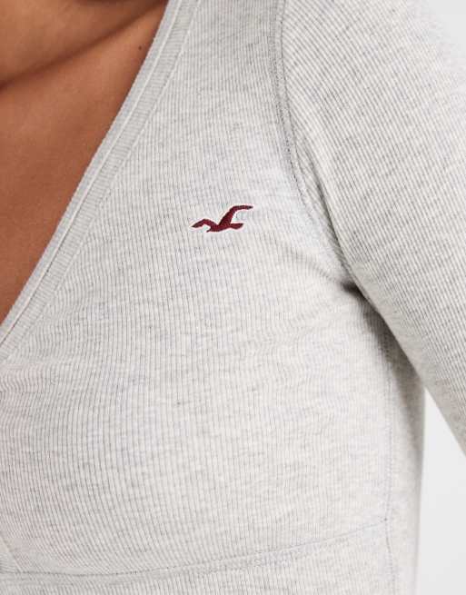 Hollister - top de manga larga con cuello de pico en gris claro, 4 de 4