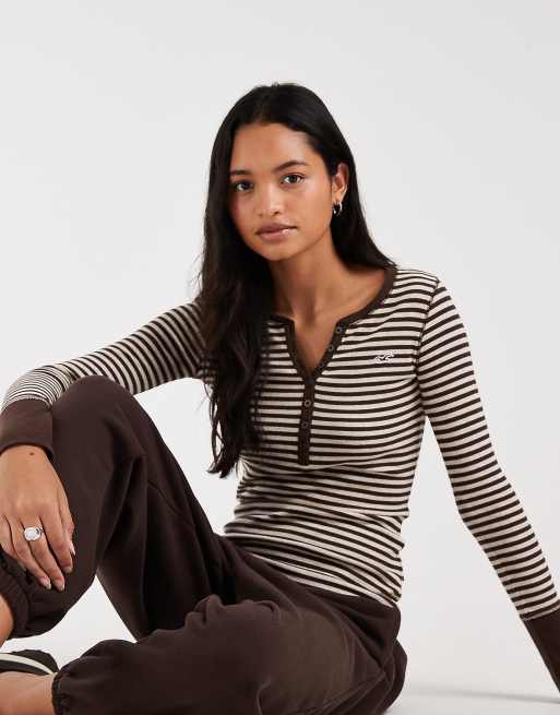 Hollister top henley a maniche lunghe con bottoni a righe marrone e crema, 1 di 4