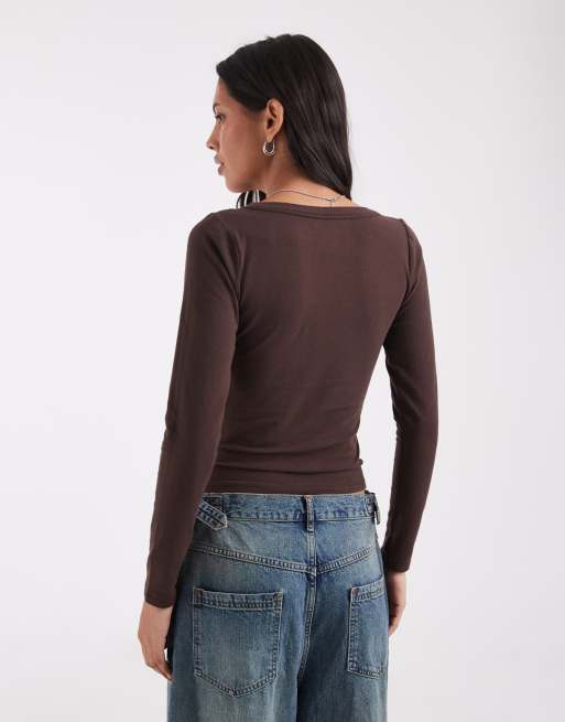 Hollister - top marrón de manga larga con cuello de pico, 4 de 4